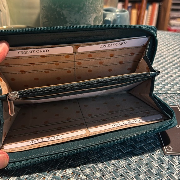 NWT Genuine Leather RFID Women's Wallet - Green - Picture 3 of 5